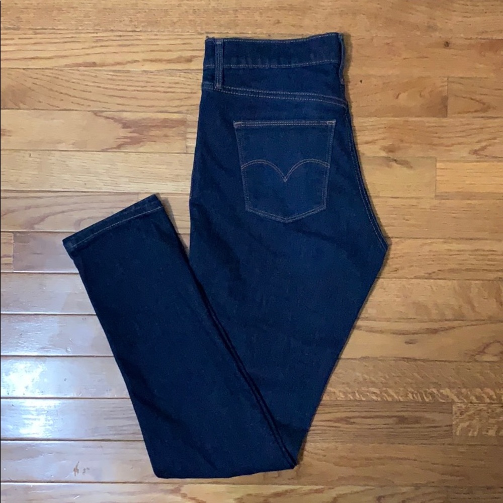 Levi’s slimming skinny jeans size 31 or 12